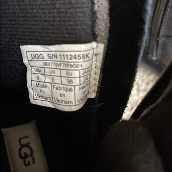 Black Ugg boots with blue laces. NWOT. *rare. Women’s size 7, men’s size 6 - Picture 4 of 7